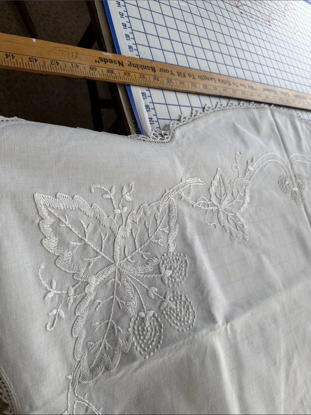 Vintage Madeira Hand Embroidered Linen Tablecloth White Berry Vine Crochet Lace
